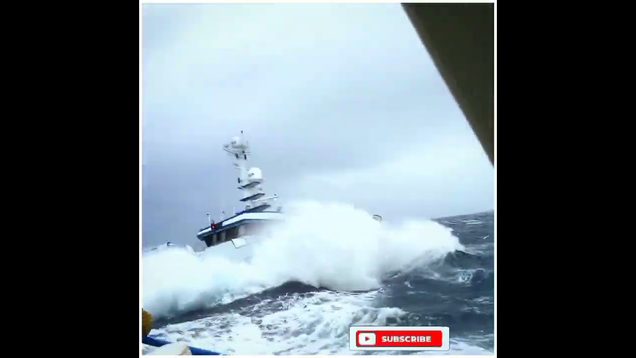 Trauler de pescuit în valuri masive 🌊 Navă în furtună 🛥️ #storm #fiahing #shorts #viral #youtubeshorts 🌊