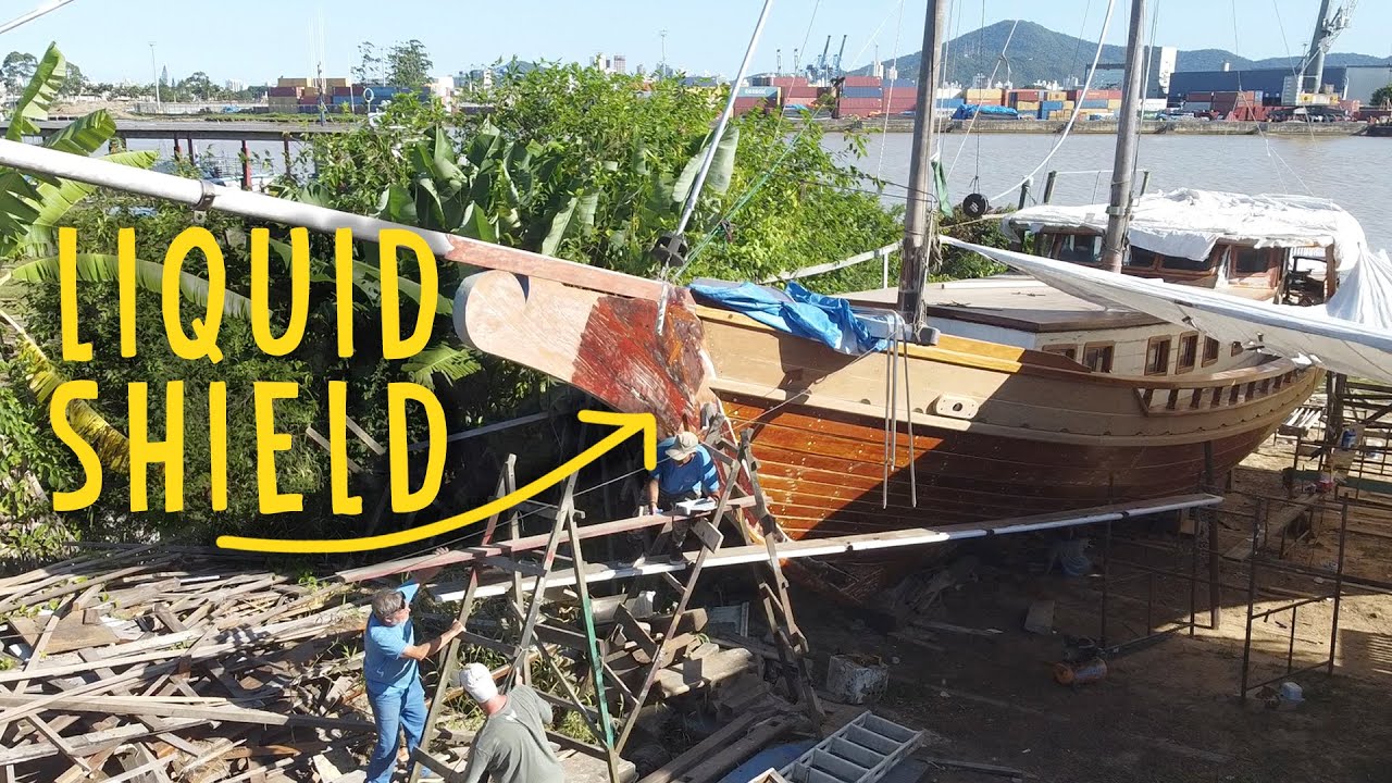 Aplicarea rășinii epoxidice pe întreaga carcasă din lemn de esență tare a NAVEI noastre DE LEMN — Sailing Yabá 125
