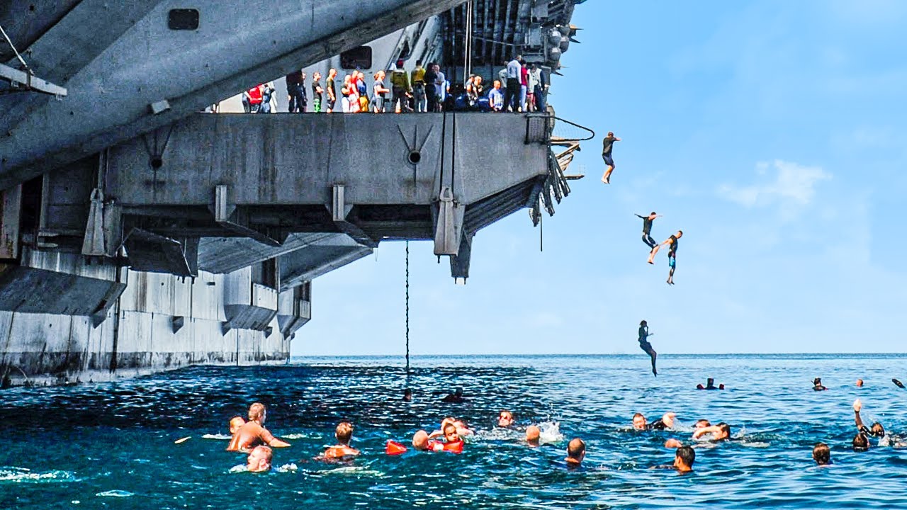 De ce marinarii marinei americane își riscă viața ca să sară de pe un portavion în mijlocul mării