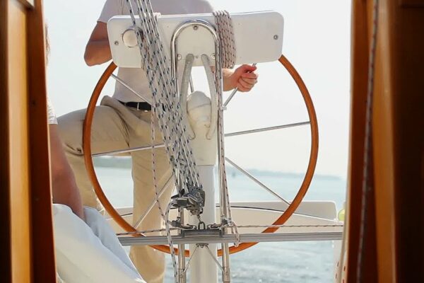 Căpitanul ținând volanul pe pod.  Yachting, navigație.  Filmare de stoc