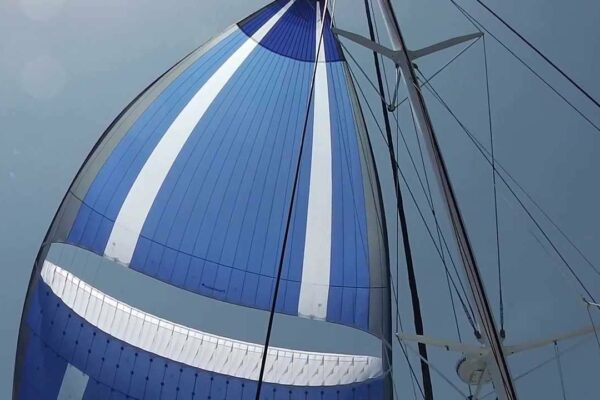 Cum să montați un Parasailor Spinnaker pe un catamaran