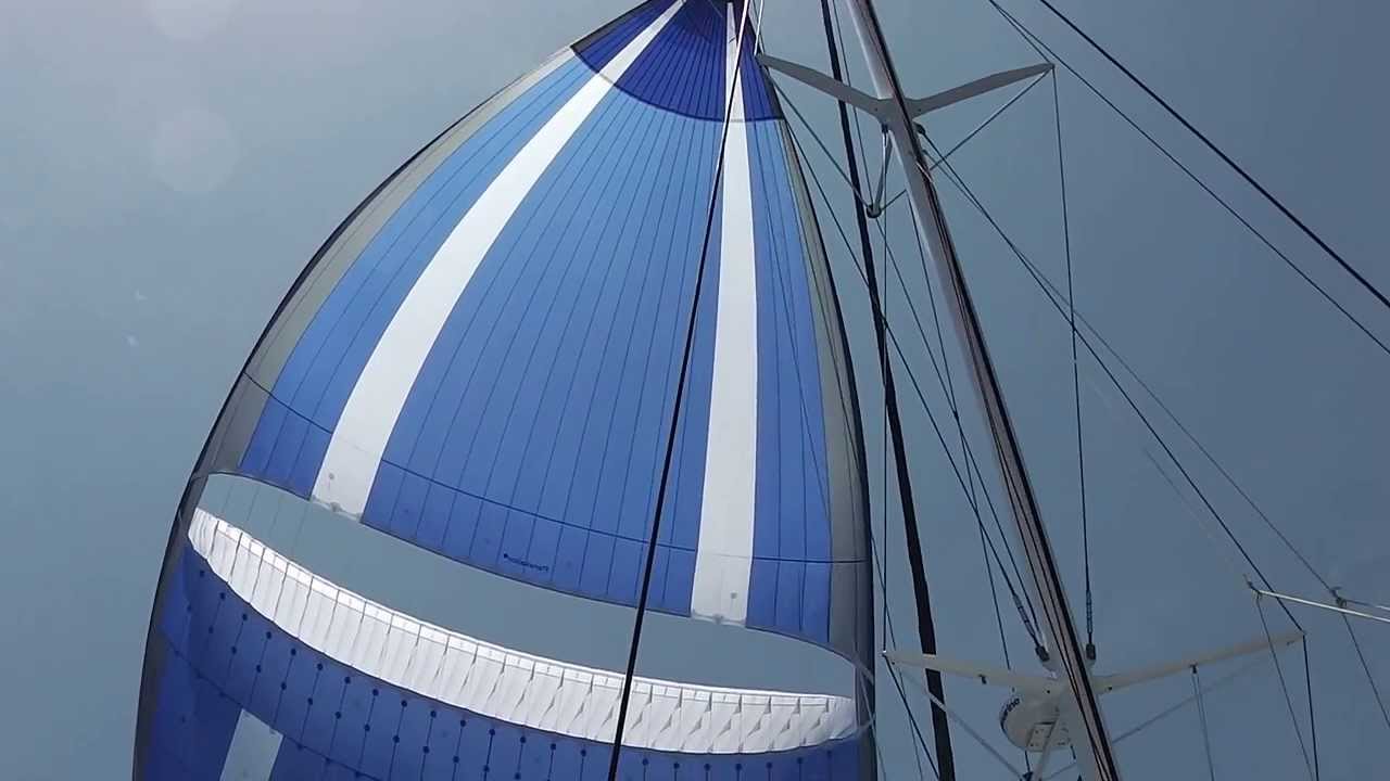 Cum să montați un Parasailor Spinnaker pe un catamaran