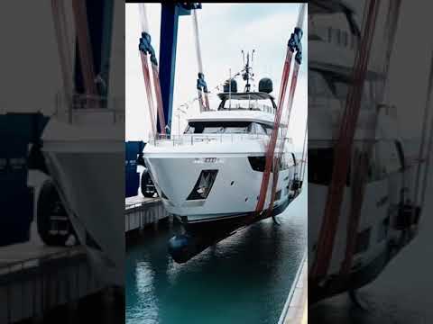 Superyacht-ul nou-nouț OUR WAY a lovit apă!  Ce crezi Wow #luxuryyacht #shorts