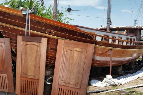 Construirea de uși de designer cu resturi de lemn și un router pentru barca noastră din lemn — Sailing Yabá 126