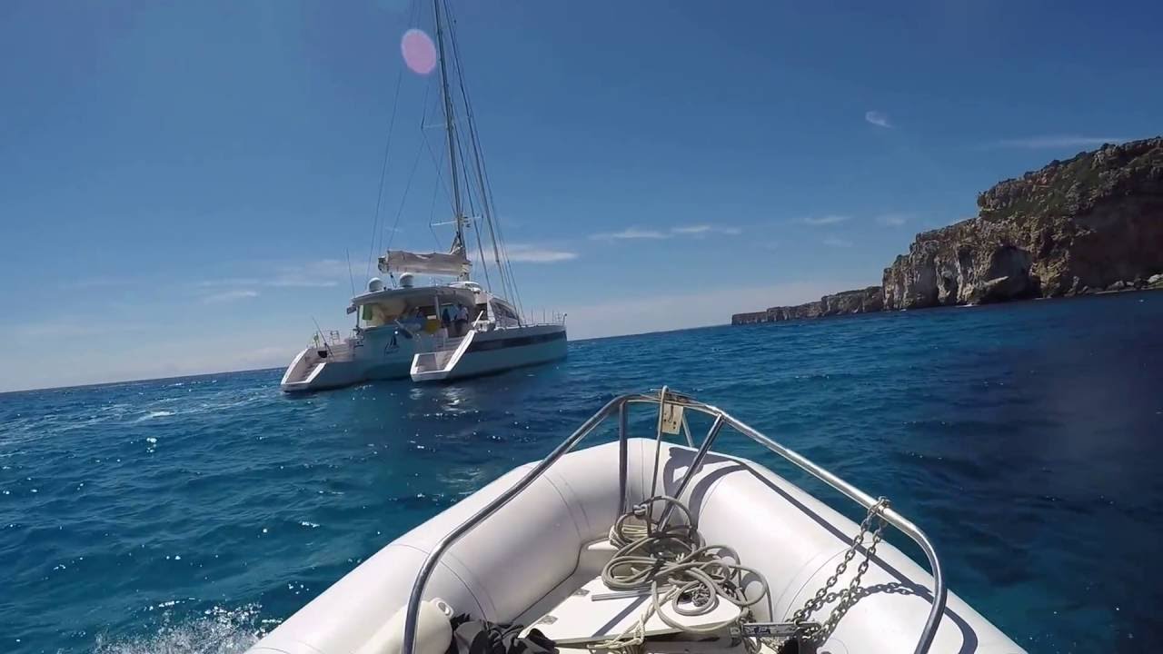 Catamaran cu vele LUAR - Ancorat lângă Cala Cavas în Minorca, Spania