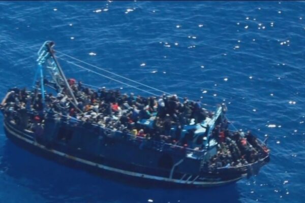 Se referă la peste 1.200 de migranți care navighează în derivă în Marea Mediterană