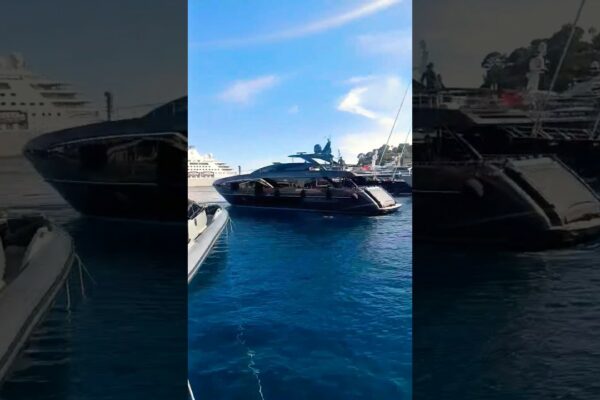 Acostare la Monaco Yacht Club Marina Riva 100 Corsaro