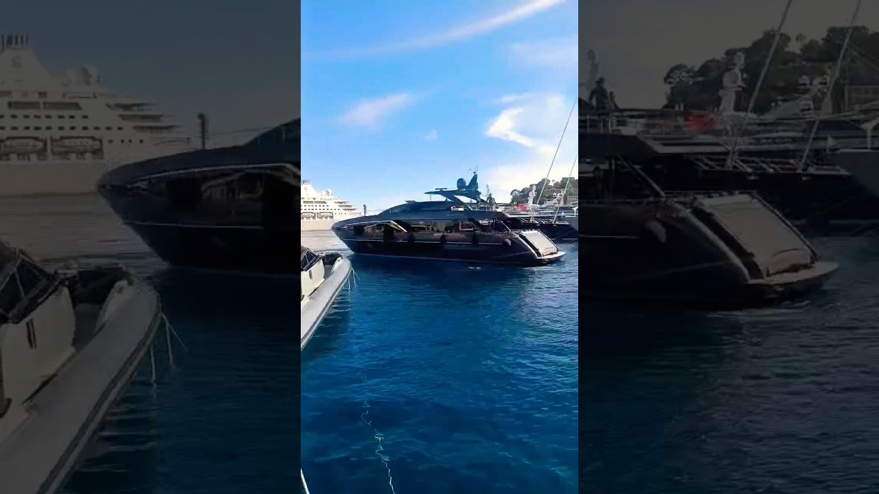 Acostare la Monaco Yacht Club Marina Riva 100 Corsaro