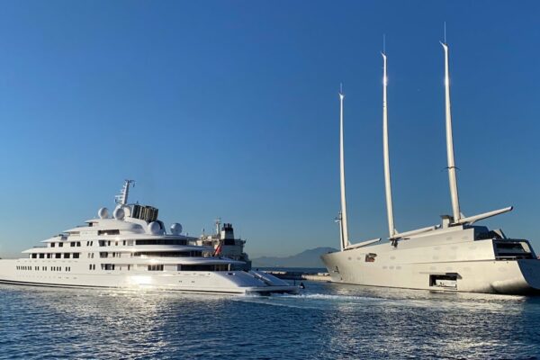 Azzam, 180,61 m Super Yacht și Sailing Yacht A, 142,81 m Sailing Yacht în Gibraltar (Observare rară)