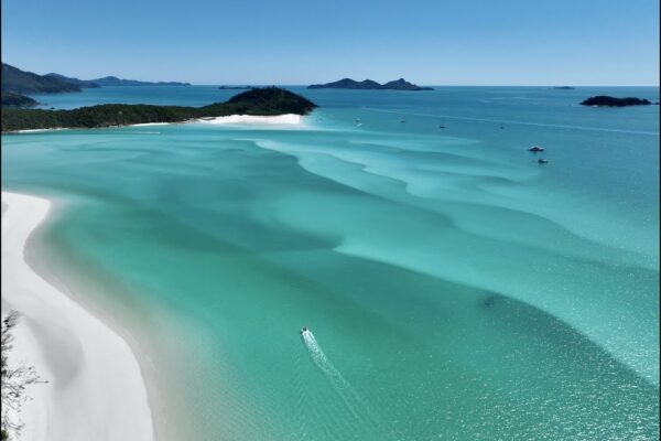 Navigați pe Whitsunday's, pe plaja Whitehaven, pe Hill inlet, pe insula Hamilton, pe Airlie Beach