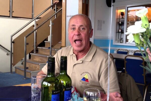 Soldatul „Helium” Alan comandă prânzul de eliberare la Guernsey Yacht Club