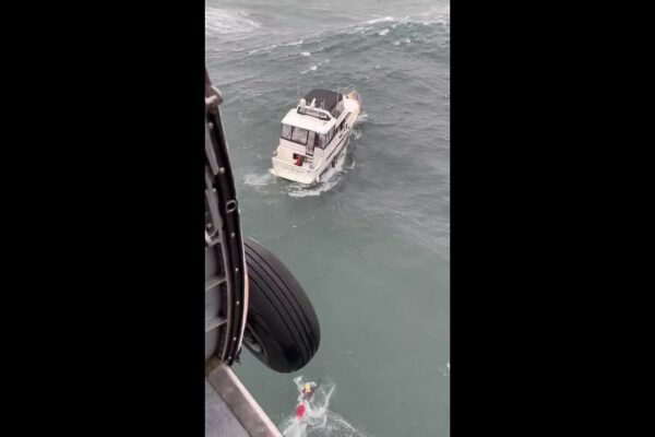 Un val masiv distruge barca în timpul salvarii Gărzii de Coastă