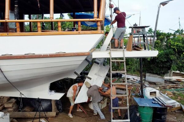 Reconstrucție barca cu pânze |  Ridicarea și instalarea cârmei sale uriașe din lemn — Sailing Yabá 132