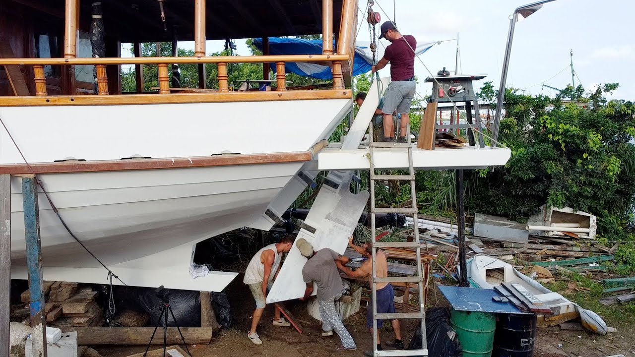 Reconstrucție barca cu pânze |  Ridicarea și instalarea cârmei sale uriașe din lemn — Sailing Yabá 132