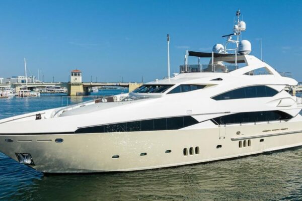 În interiorul unui SuperYacht de lux de 10.000.000 USD |  Sunseeker 121 Super Yacht Tour