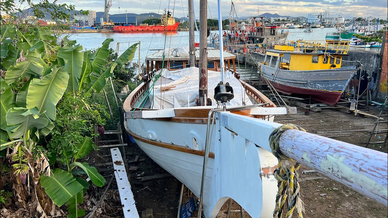 Pregătirea pentru acostarea și ancorarea paradisului pe barca noastră de lemn recuperată — Sailing Yabá 133