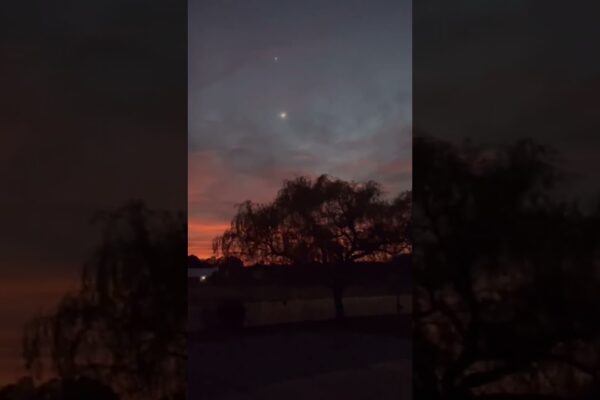 Frumoasa!  Vedere uimitoare a apusului de soare a lunii și a lui Venus!