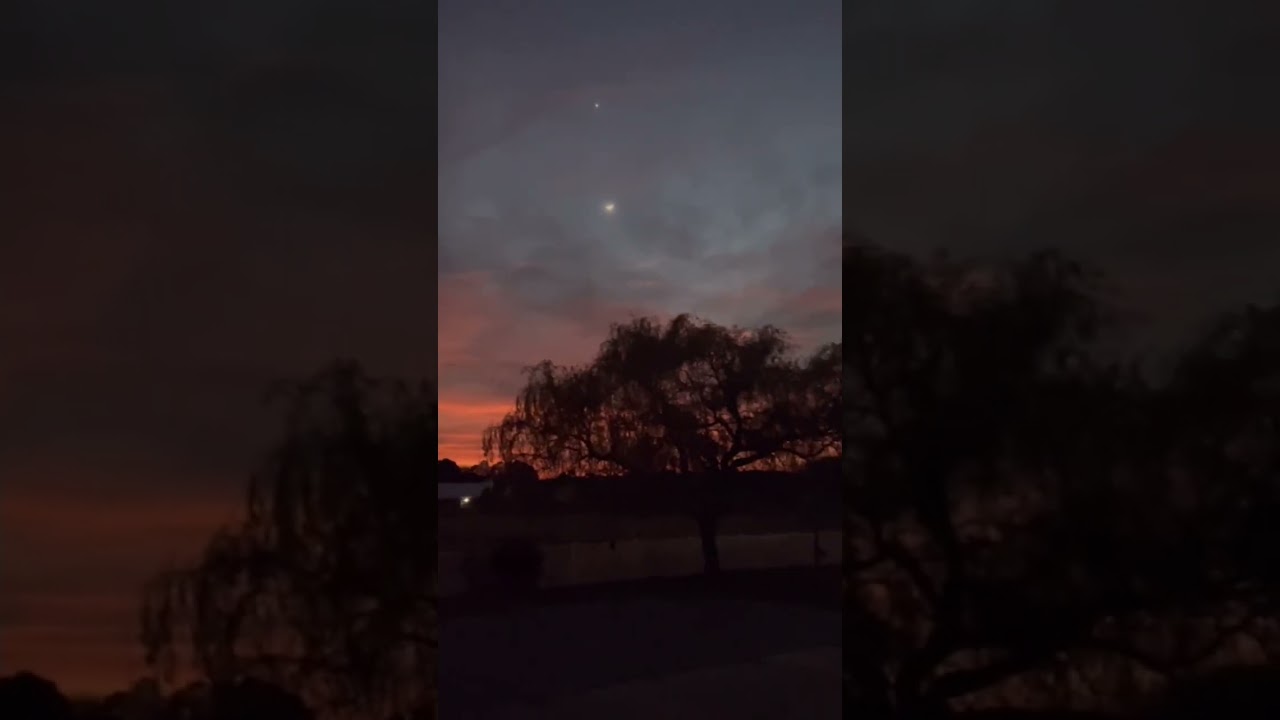 Frumoasa!  Vedere uimitoare a apusului de soare a lunii și a lui Venus!