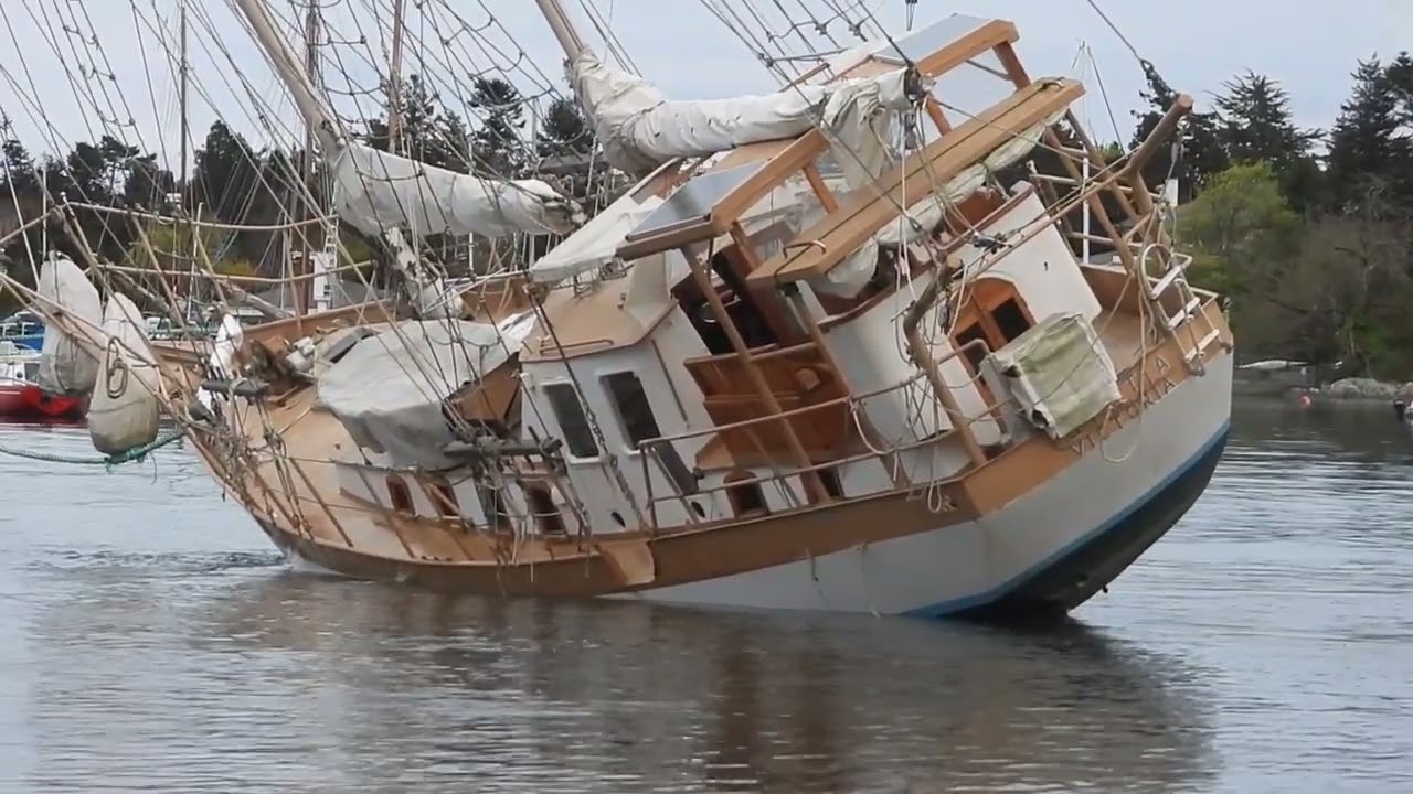 Goleta clasică de 60 de picioare Statia navighează din nou după ce a fost plutită în largul insulei Vancouver
