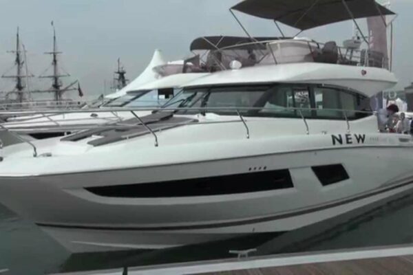 Prestige 420 de la Motor Boat & Yachting