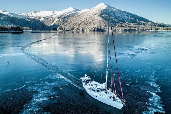 Transformând barca noastră într-un spargător de gheață.  Frig extrem și ninsori.