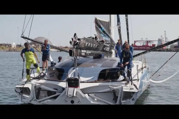 Sailing World on Water 09.23 iunie LR PP/Amerigo Vespucci, 52 de ani, Dragons, Finns, Newport Incident mai mult