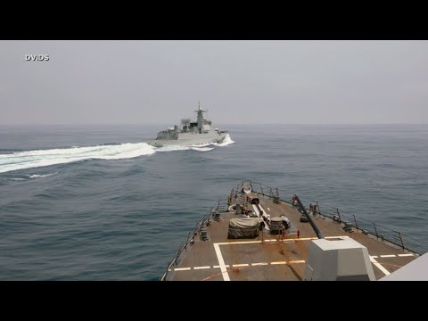 Marina SUA a publicat o fotografie cu o navă de război chineză care navighează periculos de aproape de distrugătorul american în apropiere de Taiwan