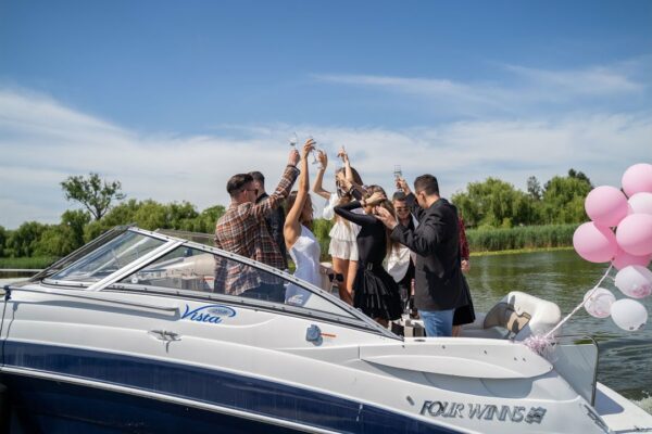 Party pe Yachtul Ambasad'Or, din Lacul Snagov