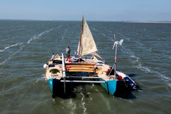 În sfârșit, mi-am navigat cu catamaranul de proiect către un șantier!  (cu catarg de barcă) |  Sălbatic Sailing
