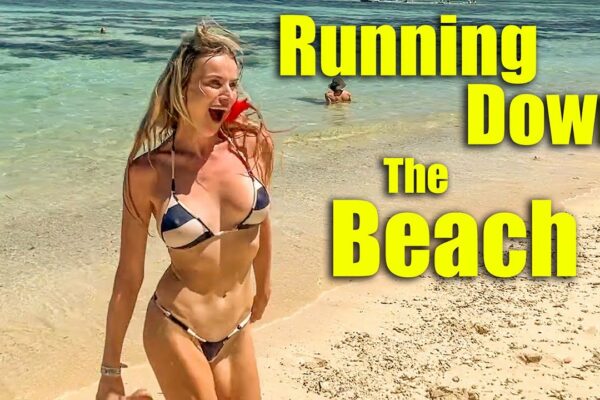 Alergând pe plajă în bikini