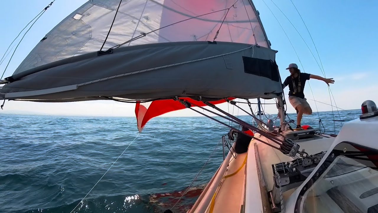 Vânturi captivante din larg navigând pe coasta portugheză