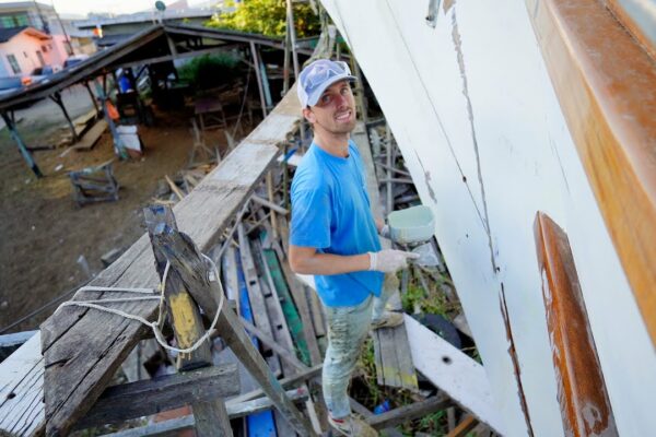 După o reconstrucție de 2,5 ani, barca noastră din lemn este încă putredă?  — Sailing Yabá 139
