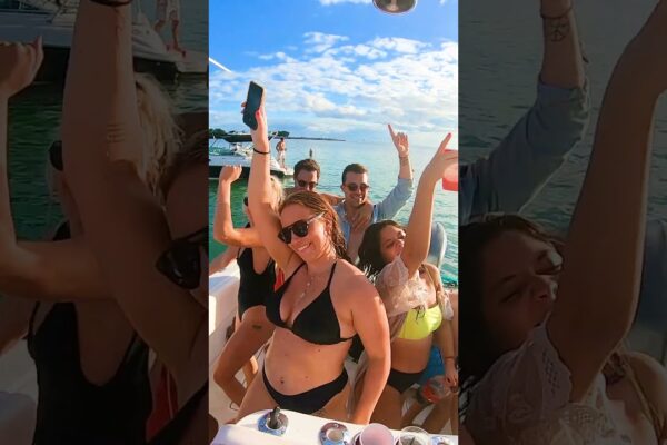 Navigați în Miami Vibes: 🌊🔥👯‍♀️ Petreceri pe iaht cu cele mai bune femei din Miami!