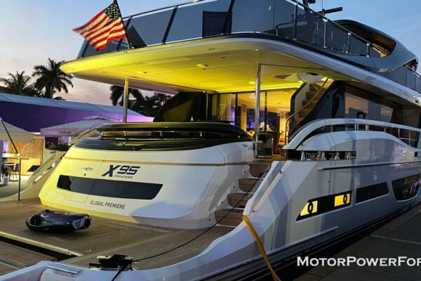 Yacht 2022 Princess X95 de 12 milioane de dolari pentru 8 oaspeți + 3 membri ai echipajului Tur de iaht de lux