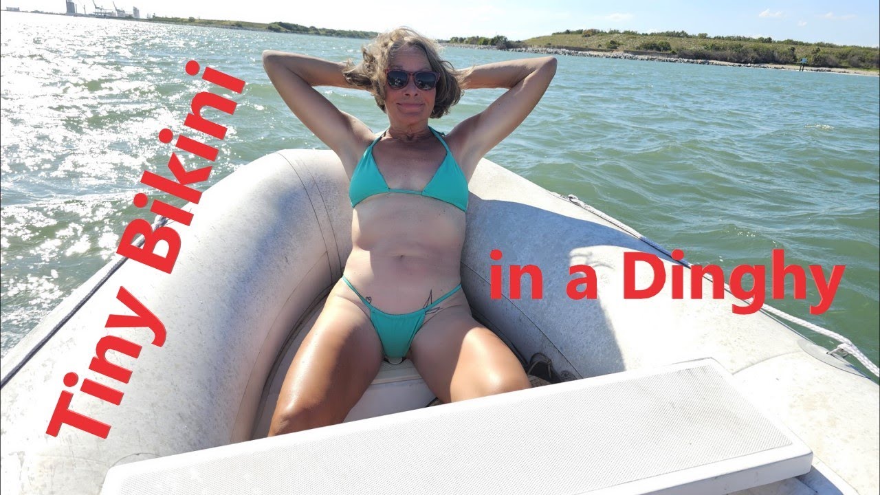 Bikini minuscul într-un dinghy Ep111