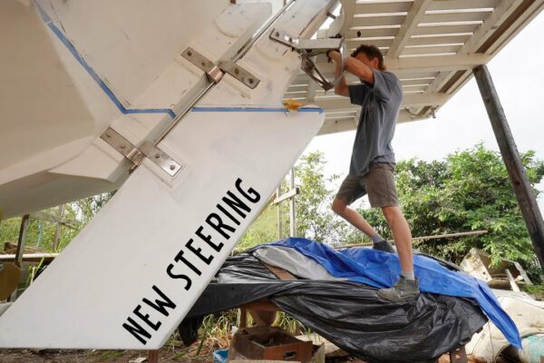 Reconstruirea sistemului de direcție al bărcii noastre din lemn SALVATE — Sailing Yabá 151