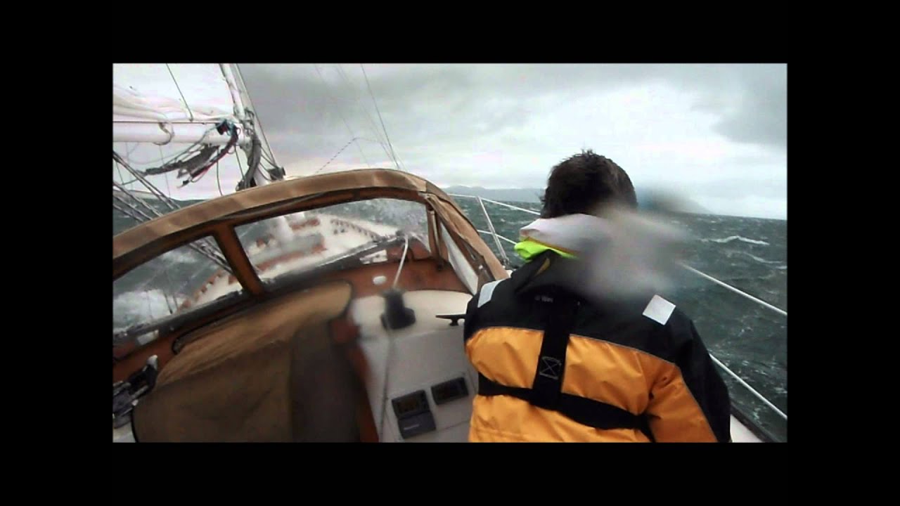vânt puternic navigație doborâre furtună extremă cu călcâi intens barca cu pânze umed sălbatic 11/11/11