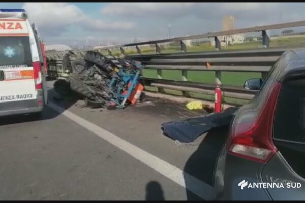 21 aprilie 2023 Taranto Accident pe SS7, un tractor se răsturnează