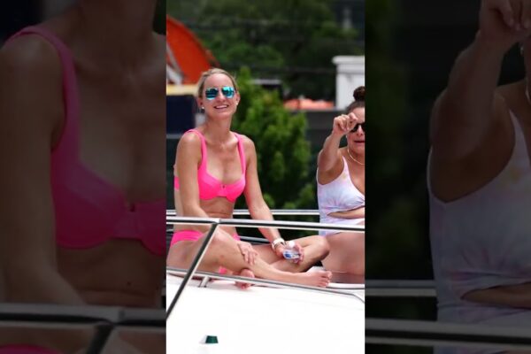 Distracție, valuri, zâmbete și semne de pace de la prova!  🚤😄🌊✌️ #BowFunTimes #BoatLifeSmiles