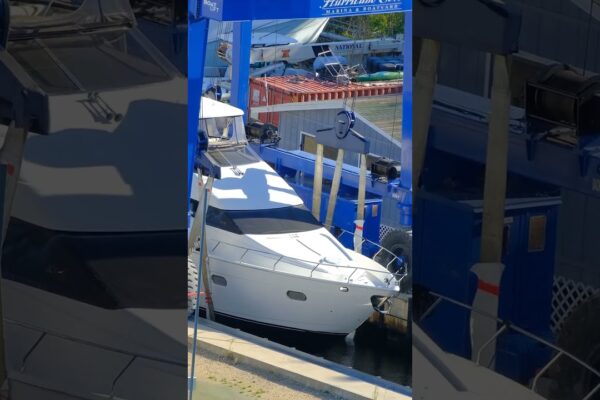 Yacht de milioane de dolari pe roți în Miami!  🚢💰 #YachtOnWheels #BoatyardMiami #instayacht #wheels #ya