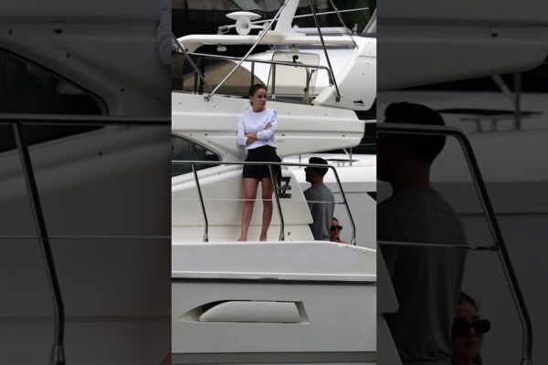 Stewardesa de iaht face valuri și zâmbește la camerele BoatSnaps!  😄📷🛥️ #YachtLife #BoatSnaps #MiamiSmiles