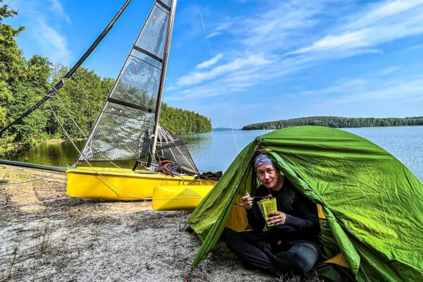 Camping peste noapte cu o barcă trimaran minuscul în Finlanda!