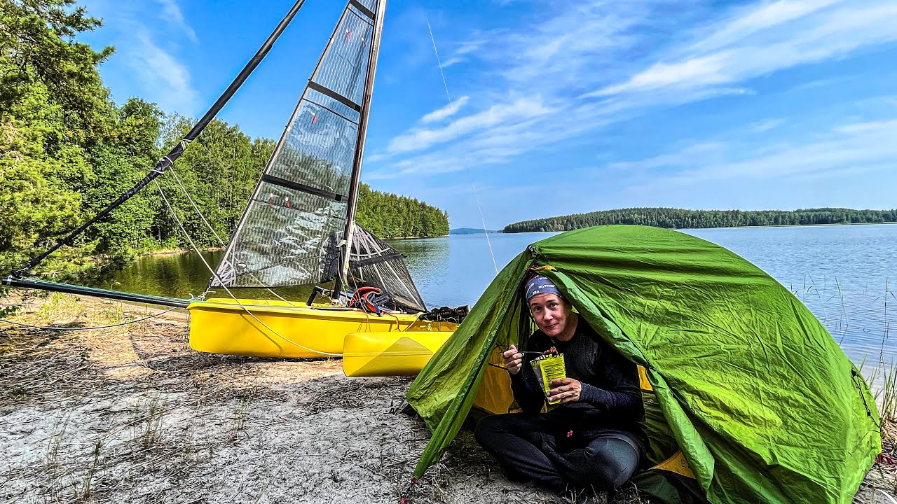 Camping peste noapte cu o barcă trimaran minuscul în Finlanda!