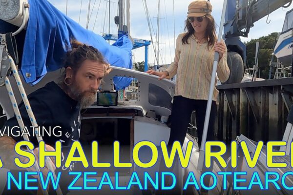 Urmând râul Hatea de mică adâncime și sub un pod remorcă pentru a-și transporta în Noua Zeelandă