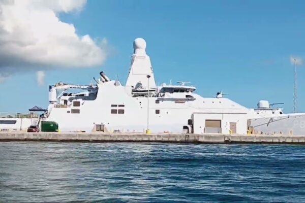 Într-o zi frumoasă și însorită în Key West, Florida, o barcă pe ocean cu o perspectivă video cu barca.  #mare