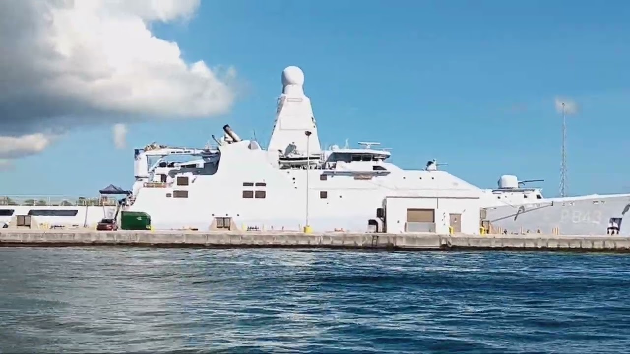 Într-o zi frumoasă și însorită în Key West, Florida, o barcă pe ocean cu o perspectivă video cu barca.  #mare