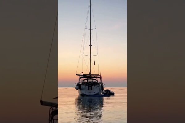 SE MAI BINE...?!  🤫🫶🏼🦋❤️#sailing #boatlife #sunrise #shorts #greecia