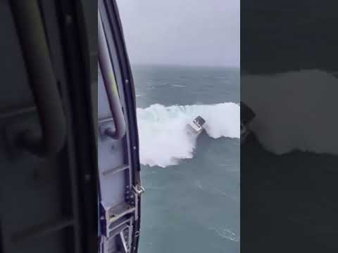 E bine oameni!!  Boater a fost salvat după ce barca s-a răsturnat!  #pantaloni scurți pentru yachting