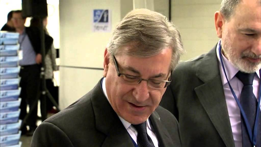 Comisarul UE Karmenu Vella la expoziția „Navigare către 2020”.