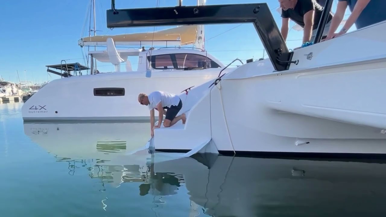 Aflați cum să plasați husa noastră K-Ren Protect pe un Outremer 52.